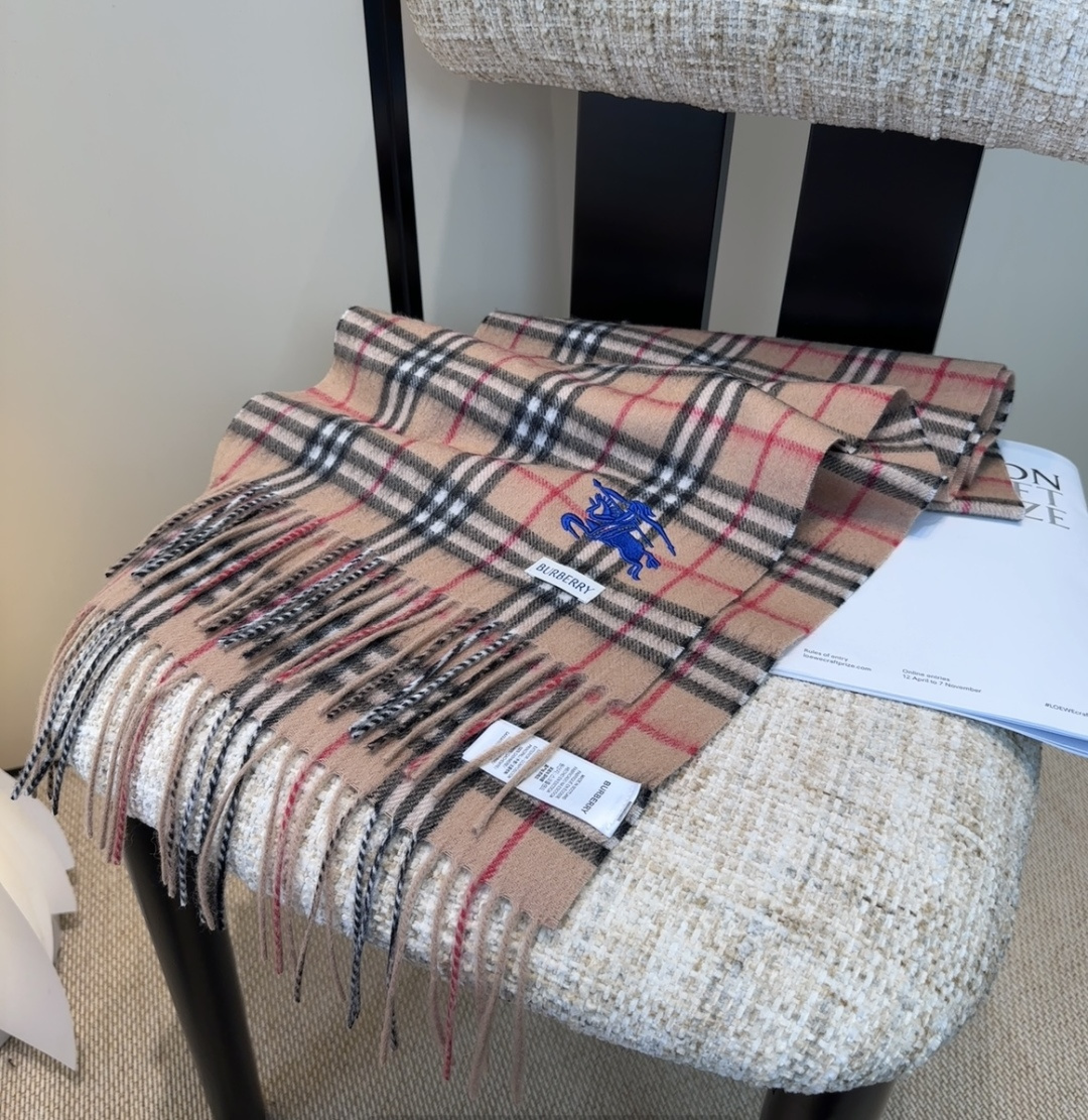 巴宝莉情侣款 美到要尖叫😱最新款🎊英伦欧美范儿 又是一款即时尚又实用的大围巾&长巾，🎆撞色的颜色搭配很协