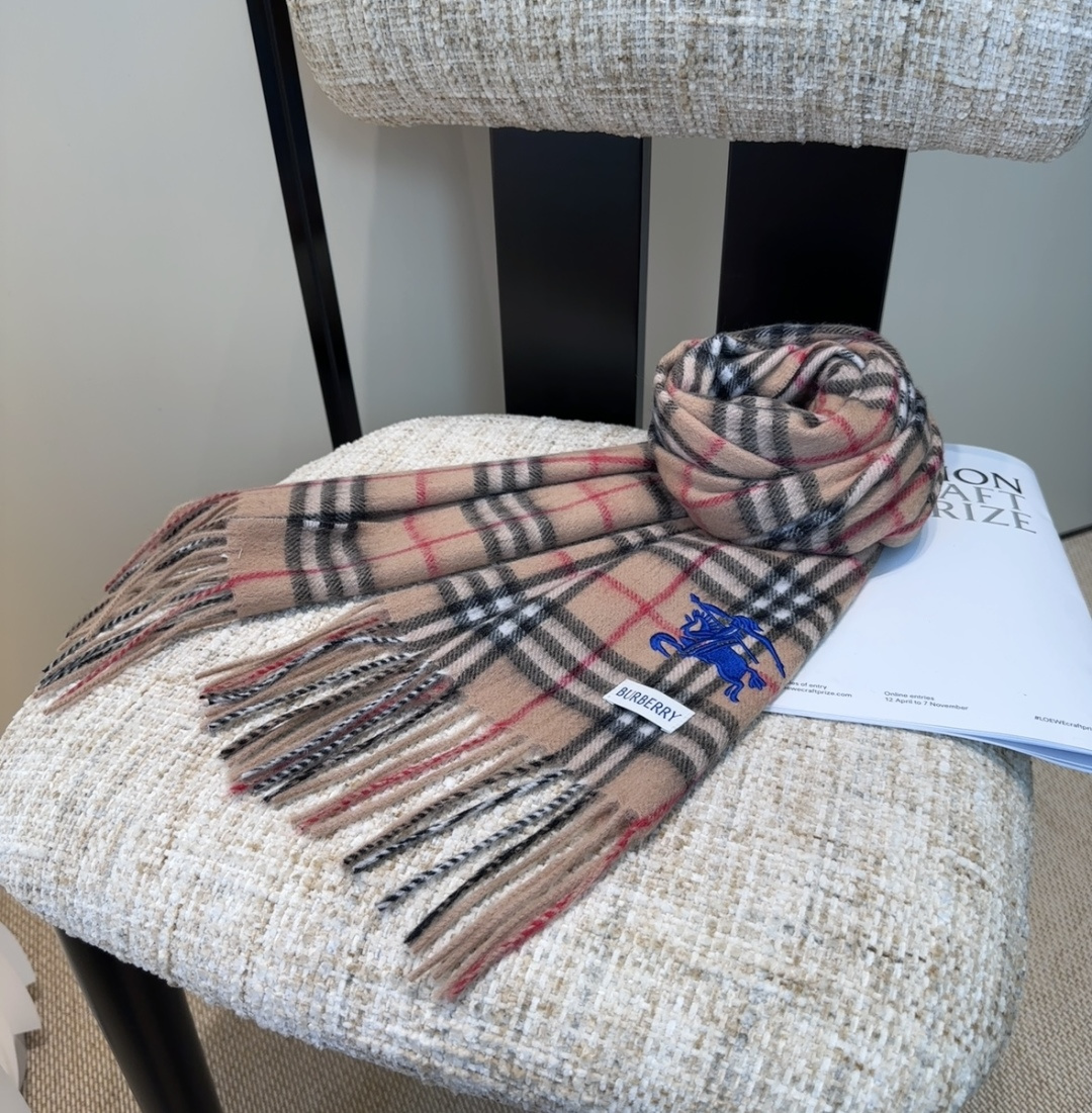 巴宝莉情侣款 美到要尖叫😱最新款🎊英伦欧美范儿 又是一款即时尚又实用的大围巾&长巾，🎆撞色的颜色搭配很协