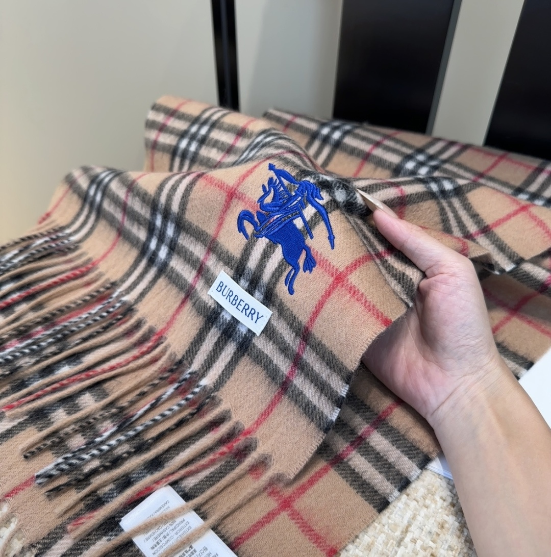 巴宝莉情侣款 美到要尖叫😱最新款🎊英伦欧美范儿 又是一款即时尚又实用的大围巾&长巾，🎆撞色的颜色搭配很协