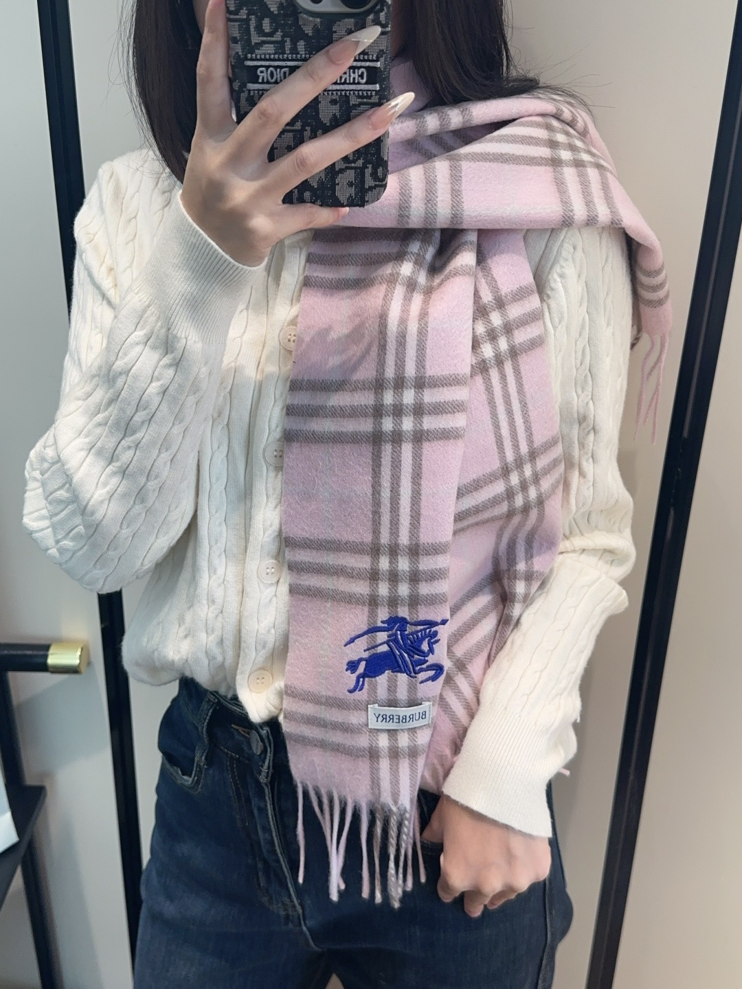 NO:581107,Burberry couple style is so beautiful that it screams the latest British and European style. It is a large scarf & long scarf that is both fashionable and practical. The contrasting colors are very coordinated. The scarf feels soft, fashionable and warm to wear, and stylish. For plaid lovers, don’t miss it. The size is 30*164+8*2. Dear friends, hurry up and grab the higher version scarf, higher version scarf, burberry19860909巴宝莉情侣款 美到要尖叫最新款英伦欧美范儿 又是一款即时尚又实用的大围巾&长巾,撞色的颜色搭配很协调,围巾手感柔软,戴起来时尚暖和,大气有范儿,格子控们,不要错过哦,尺寸30*164+8*2,亲们速度开抢高版本围巾,高版本围巾,burberry,scarf