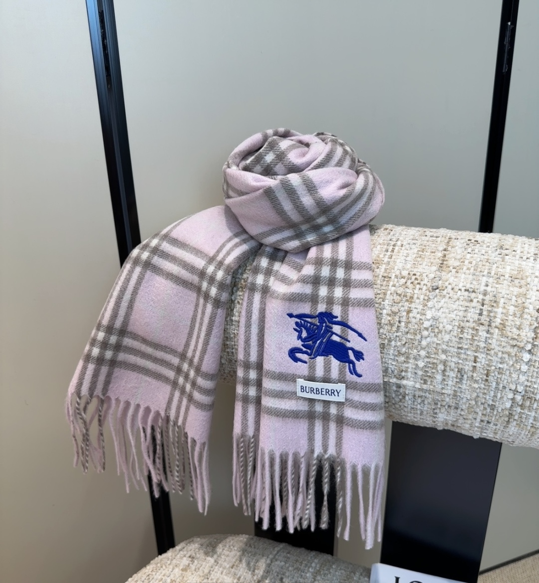 巴宝莉情侣款 美到要尖叫😱最新款🎊英伦欧美范儿 又是一款即时尚又实用的大围巾&长巾，🎆撞色的颜色搭配很协