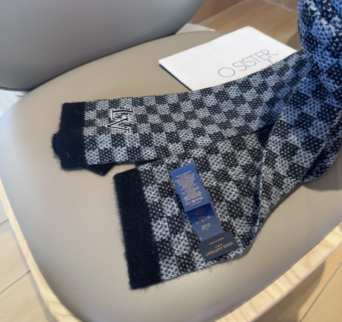 爆款上新 情侣款👍👍LV 独家牛货🐂 奢华尽在尺寸之间，高端品质‼️具有超高羊绒品质才会被此品牌青睐‼️