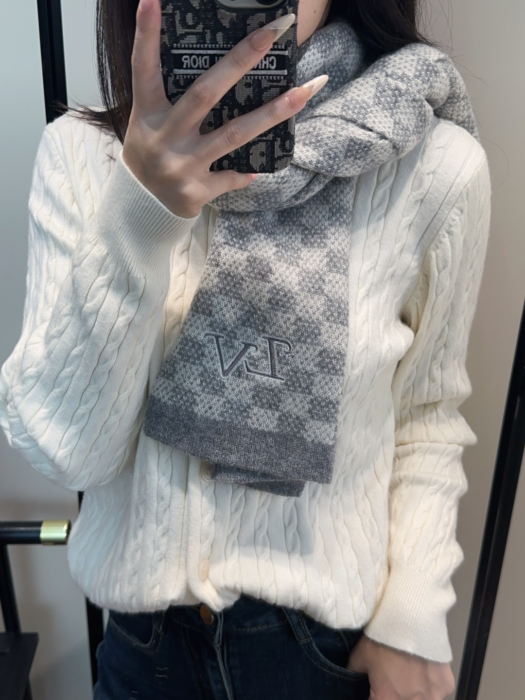 NO:581109,New popular LV exclusive goods for couples. Luxury is all in the size. High-end quality and super high cashmere quality will be favored by this brand. This quality is a very rare knitted scarf on the market. It is really a super high-end product. Only such a big brand can have it. Every color is loved and every color is reserved. Selling one less good product. Imported knitted cashmere size 180*32 high version scarf, high version scarf, louis vuitton19860909爆款上新 情侣款LV 独家牛货 奢华尽在尺寸之间,高端品质具有超高羊绒品质才会被此品牌青睐这种精品是市场上及其少见的围巾针织,真是超级高端货只有这种大品牌才会拥有每色都是大爱每色都留.卖一条少一条的好货 进口针织羊绒 尺寸180*32高版本围巾,高版本围巾,louis vuitton,scarf