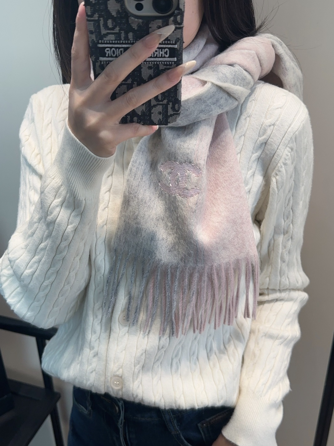 NO:581110,[Chanel · Chanel's rare gentle color matching, super obsessed with temperament, low-key, quiet and elegant] High-end, comfortable and fashionable temperament, simple but not simple, full of big-name style, Super Amway Grandma, this soft scarf that touches the heart, is the finishing touch without losing beauty, the pursuit of successful people, the color is definitely a bit unique and fairy-like, the absolute choice for couples, the color is elegant, not enchanting Specifications 35 x  180cm high version scarf, high version scarf, chanel, chanel19860909【Chanel · 香奈儿难得一见的温柔配色,超级迷恋气质低调恬静又不失优雅】重点推荐高级舒适时髦气质,简约却又不简单,大牌范十足,超级安利香奶奶这款触动内心的柔美围巾,点睛之笔确又不失美感,成功人士的追求,色彩绝对有点独有的仙气,绝对的情侣款不二之选,颜色淡雅,不妖娆规格35 x 180cm高版本围巾,高版本围巾,chanel,chanel,scarf