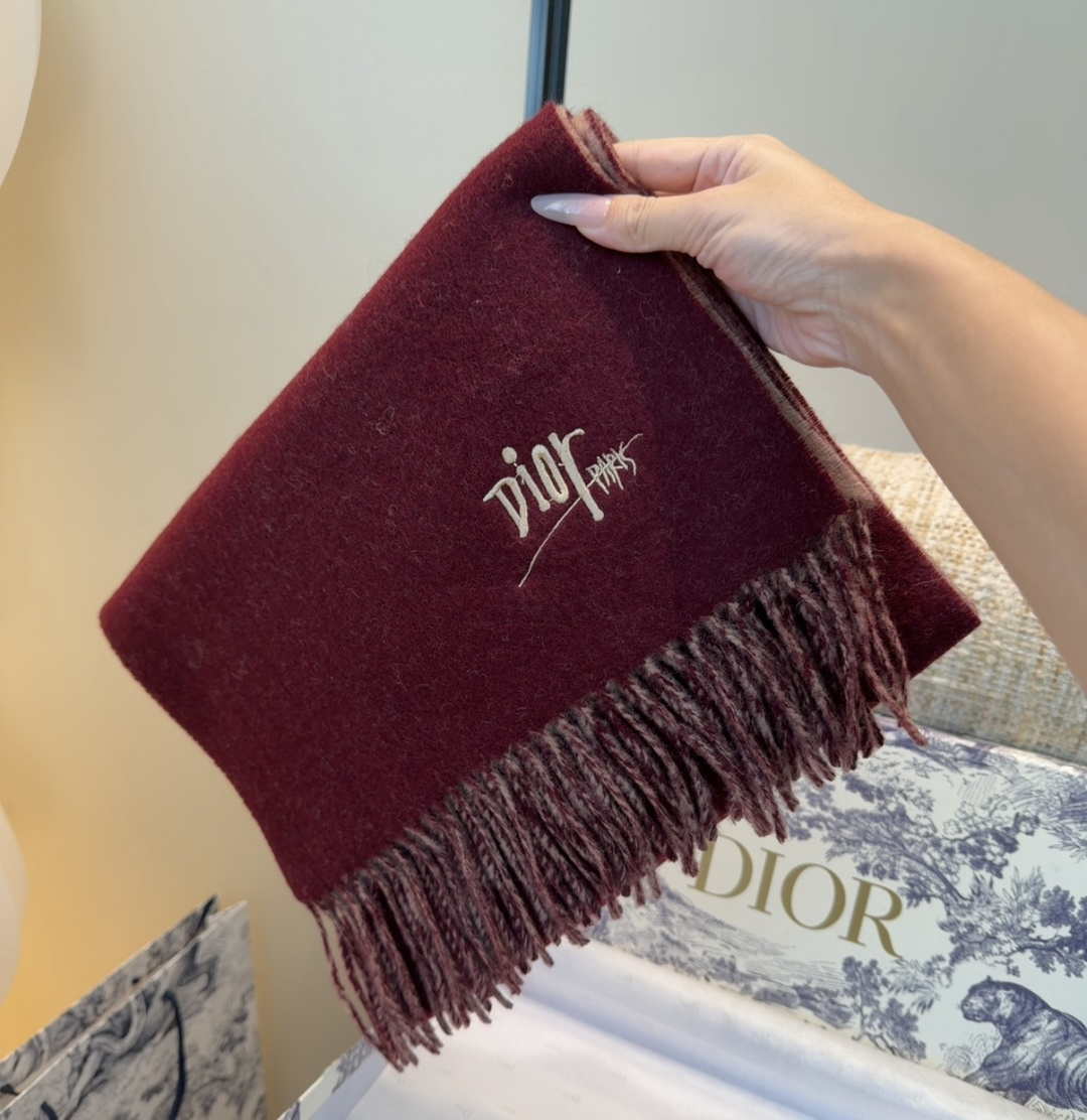 迪奥（Dior）明星同款dd围巾。经典款永远不会过时，而且超百搭。超级好看！！果断自留！精致散须 率真不