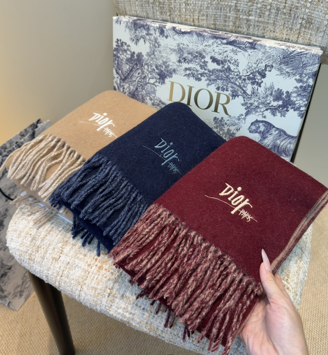 迪奥（Dior）明星同款dd围巾。经典款永远不会过时，而且超百搭。超级好看！！果断自留！精致散须 率真不