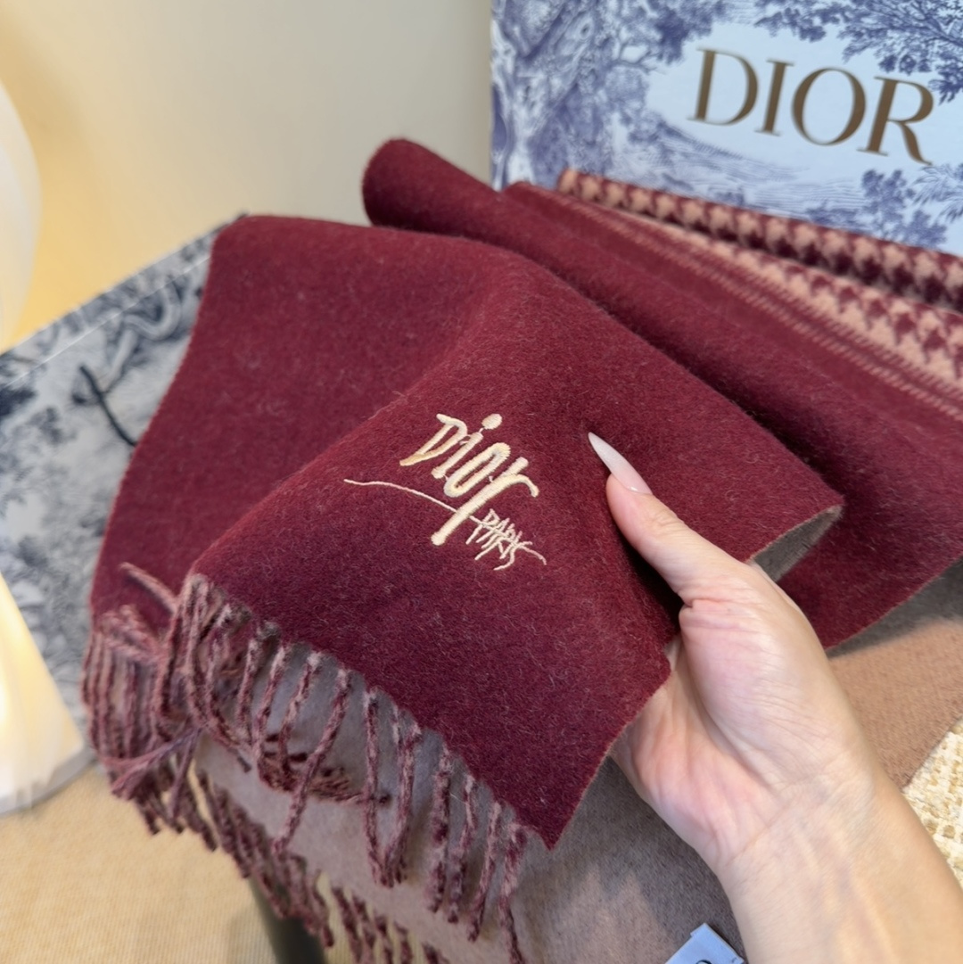 迪奥（Dior）明星同款dd围巾。经典款永远不会过时，而且超百搭。超级好看！！果断自留！精致散须 率真不