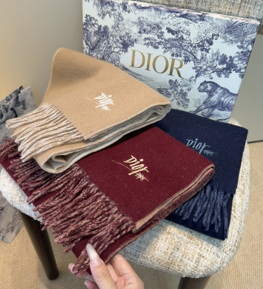 迪奥（Dior）明星同款dd围巾。经典款永远不会过时，而且超百搭。超级好看！！果断自留！精致散须 率真不