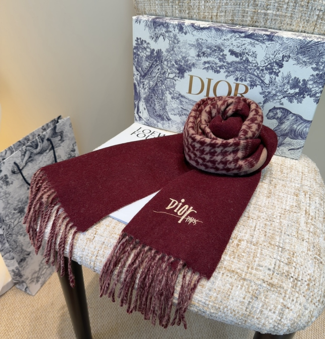 迪奥（Dior）明星同款dd围巾。经典款永远不会过时，而且超百搭。超级好看！！果断自留！精致散须 率真不