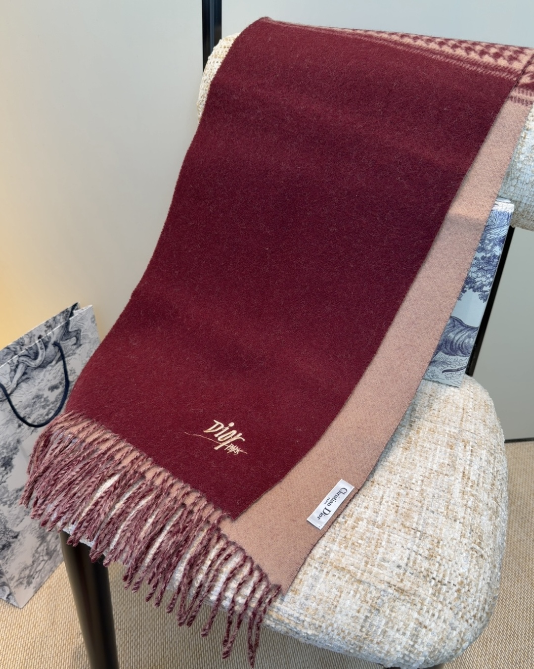 迪奥（Dior）明星同款dd围巾。经典款永远不会过时，而且超百搭。超级好看！！果断自留！精致散须 率真不