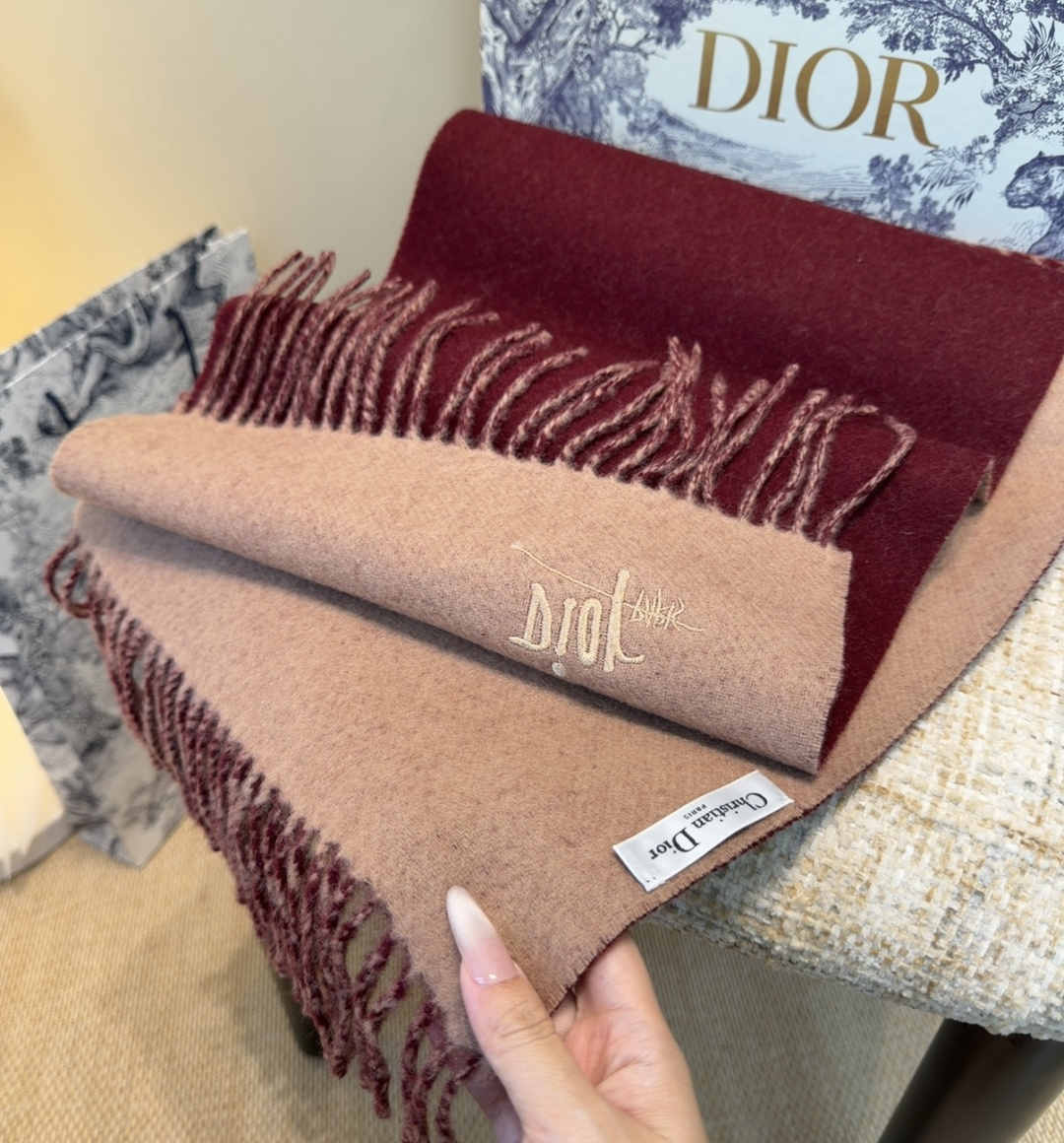 迪奥（Dior）明星同款dd围巾。经典款永远不会过时，而且超百搭。超级好看！！果断自留！精致散须 率真不
