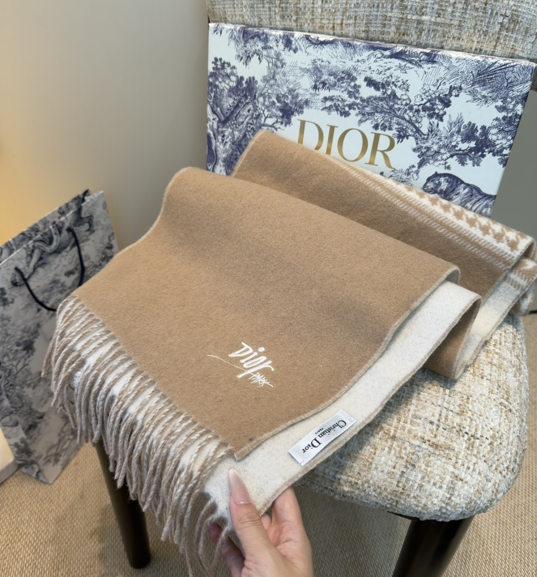 迪奥（Dior）明星同款dd围巾。经典款永远不会过时，而且超百搭。超级好看！！果断自留！精致散须 率真不