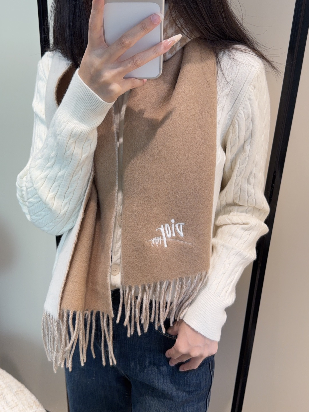 迪奥（Dior）明星同款dd围巾。经典款永远不会过时，而且超百搭。超级好看！！果断自留！精致散须 率真不