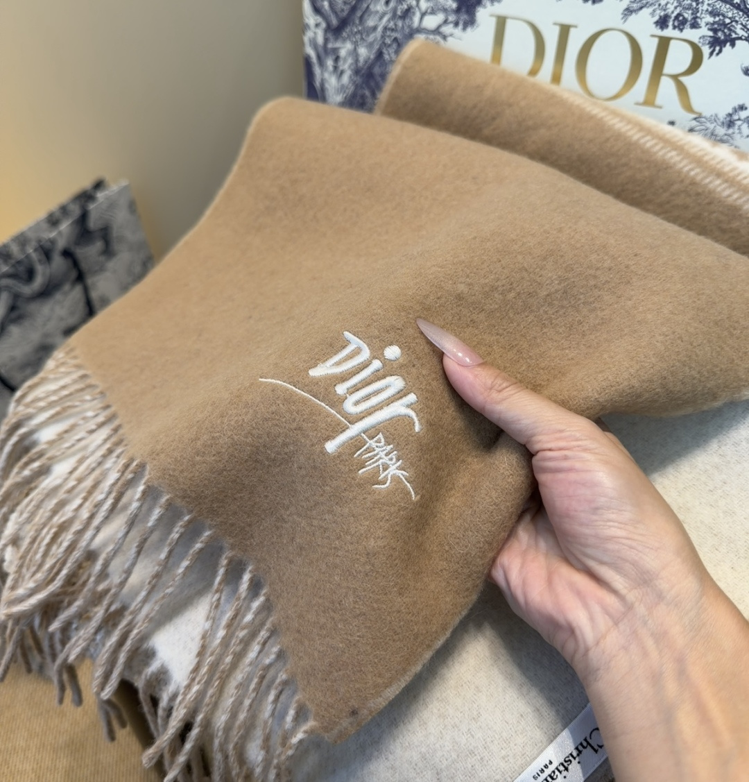 迪奥（Dior）明星同款dd围巾。经典款永远不会过时，而且超百搭。超级好看！！果断自留！精致散须 率真不