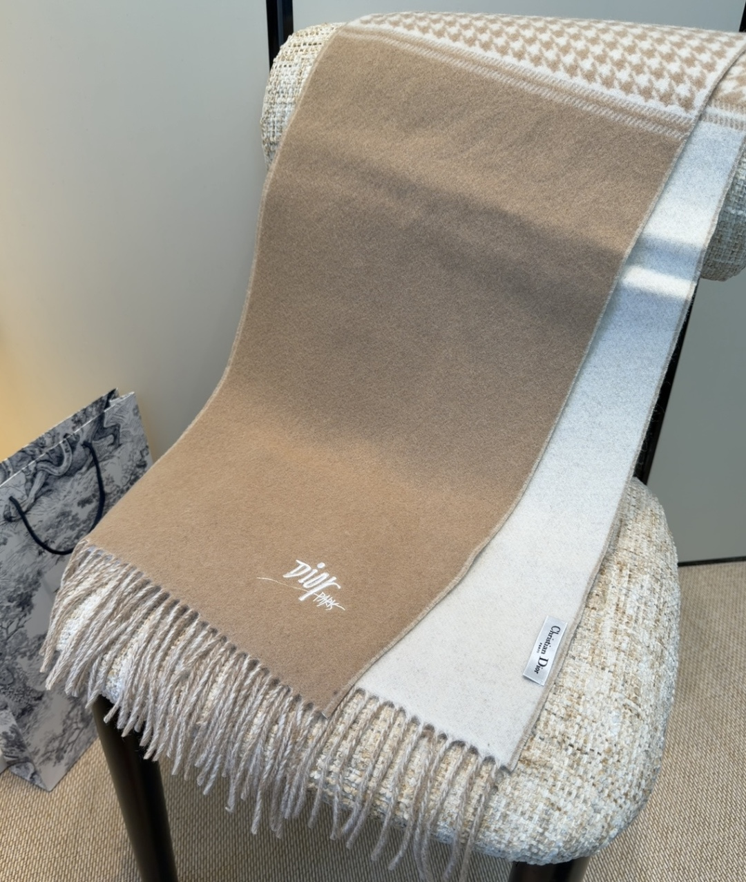 迪奥（Dior）明星同款dd围巾。经典款永远不会过时，而且超百搭。超级好看！！果断自留！精致散须 率真不