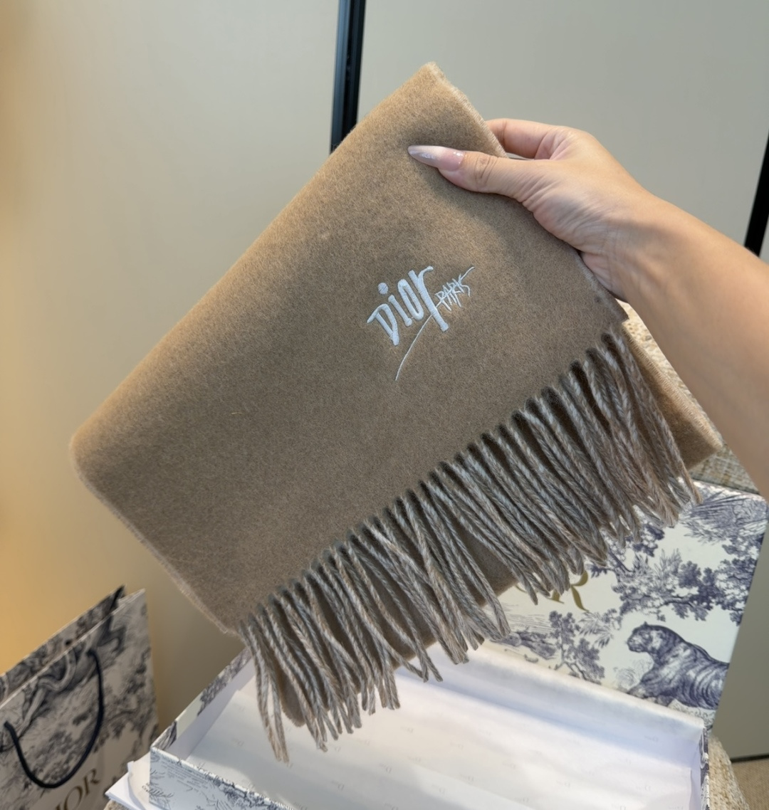 迪奥（Dior）明星同款dd围巾。经典款永远不会过时，而且超百搭。超级好看！！果断自留！精致散须 率真不