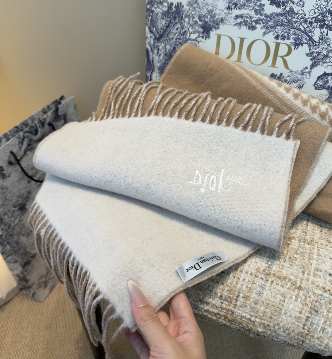 迪奥（Dior）明星同款dd围巾。经典款永远不会过时，而且超百搭。超级好看！！果断自留！精致散须 率真不