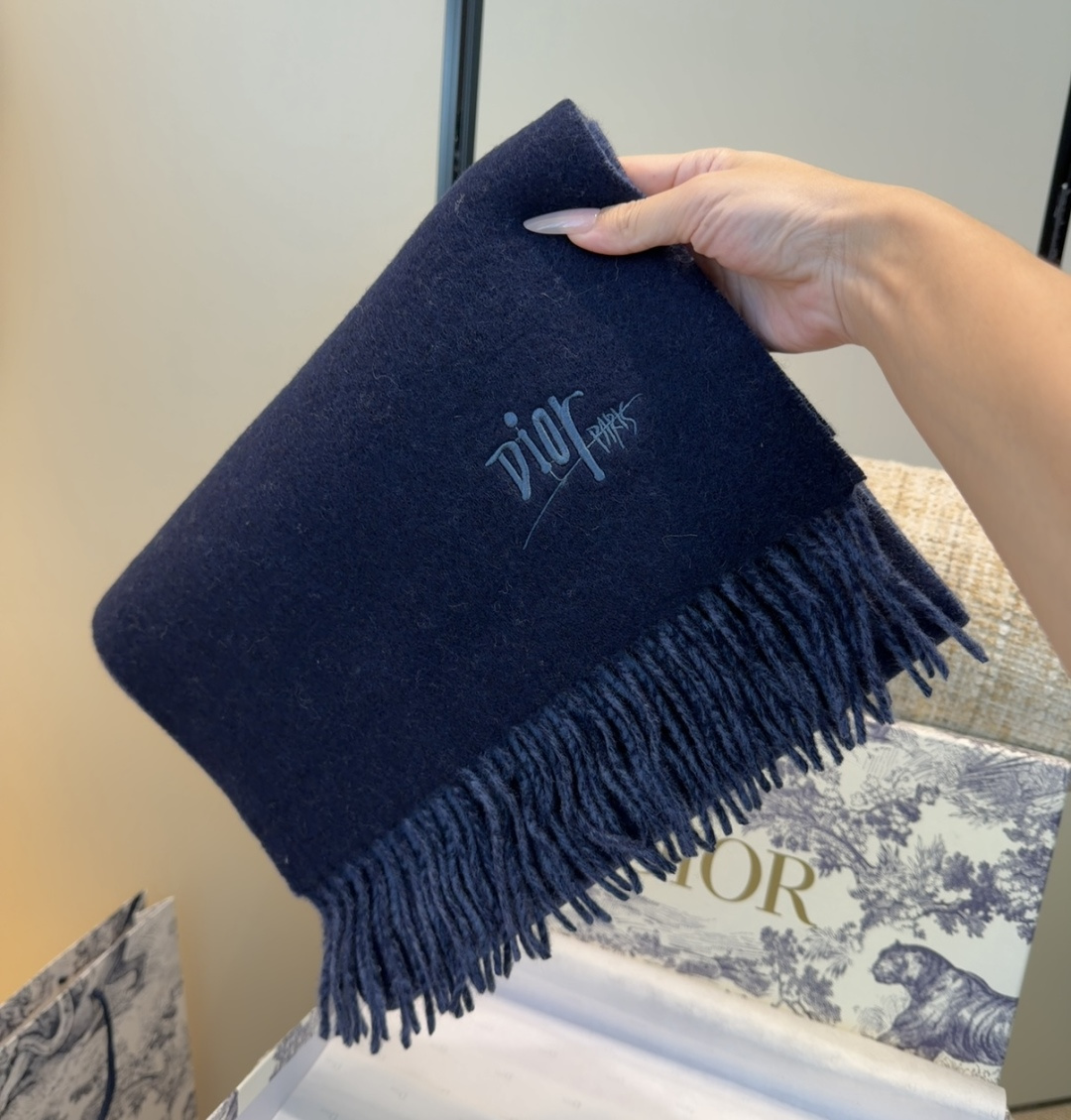 迪奥（Dior）明星同款dd围巾。经典款永远不会过时，而且超百搭。超级好看！！果断自留！精致散须 率真不