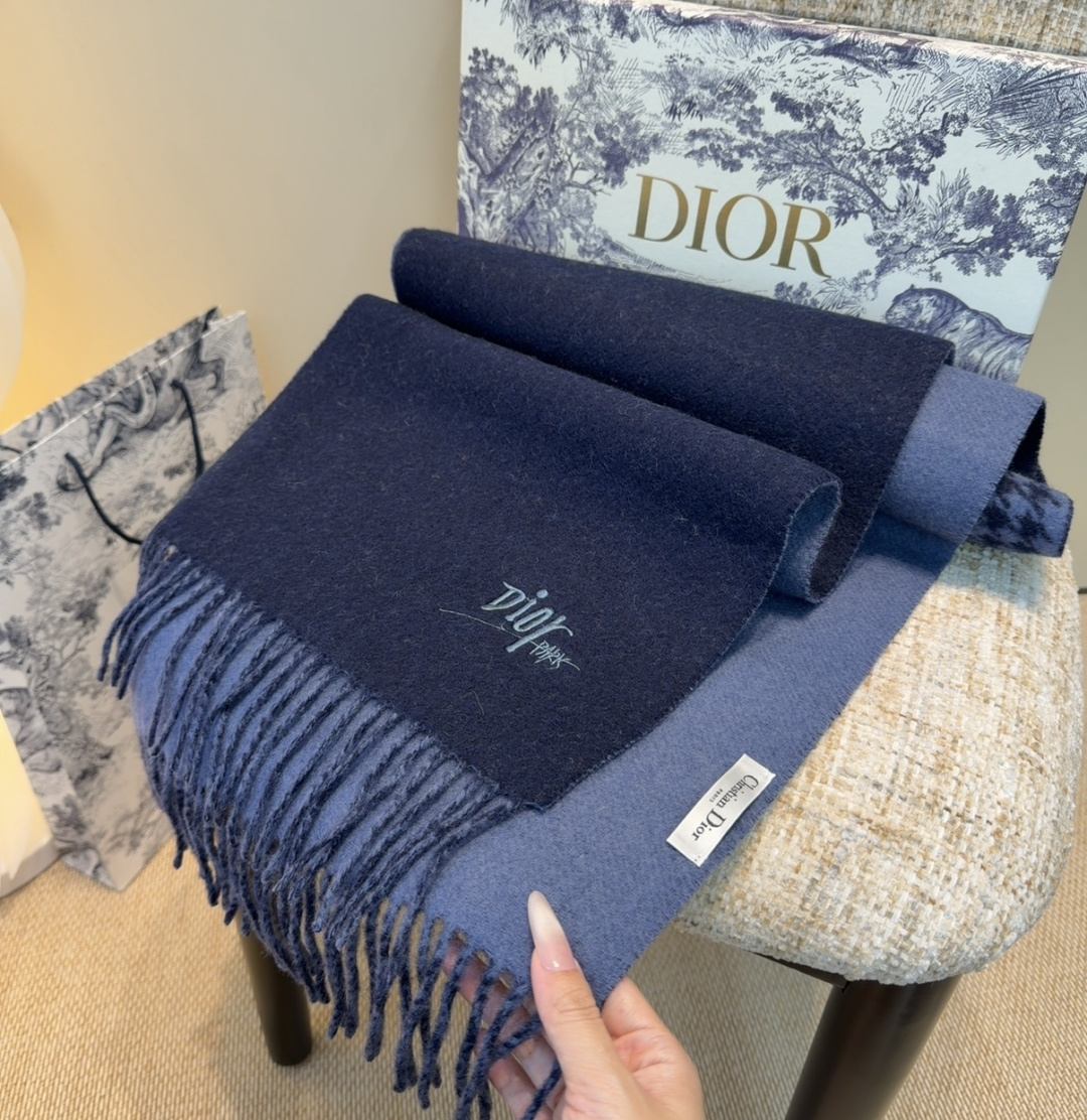 迪奥（Dior）明星同款dd围巾。经典款永远不会过时，而且超百搭。超级好看！！果断自留！精致散须 率真不