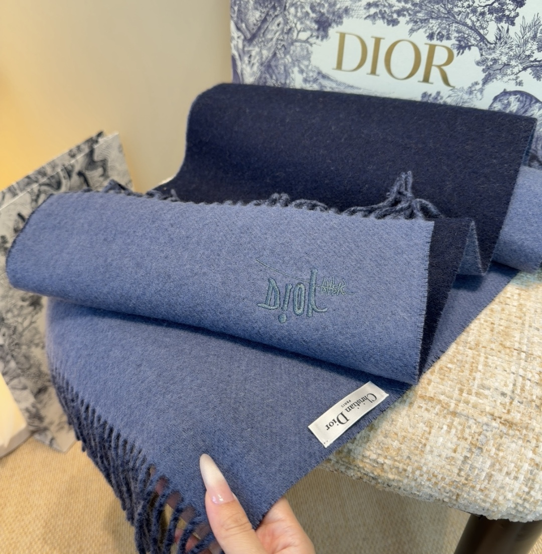 迪奥（Dior）明星同款dd围巾。经典款永远不会过时，而且超百搭。超级好看！！果断自留！精致散须 率真不