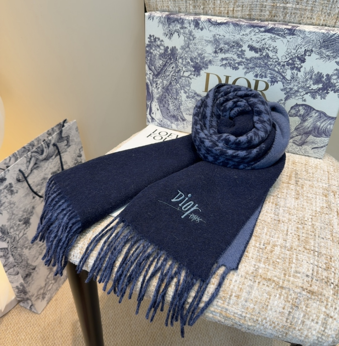 迪奥（Dior）明星同款dd围巾。经典款永远不会过时，而且超百搭。超级好看！！果断自留！精致散须 率真不