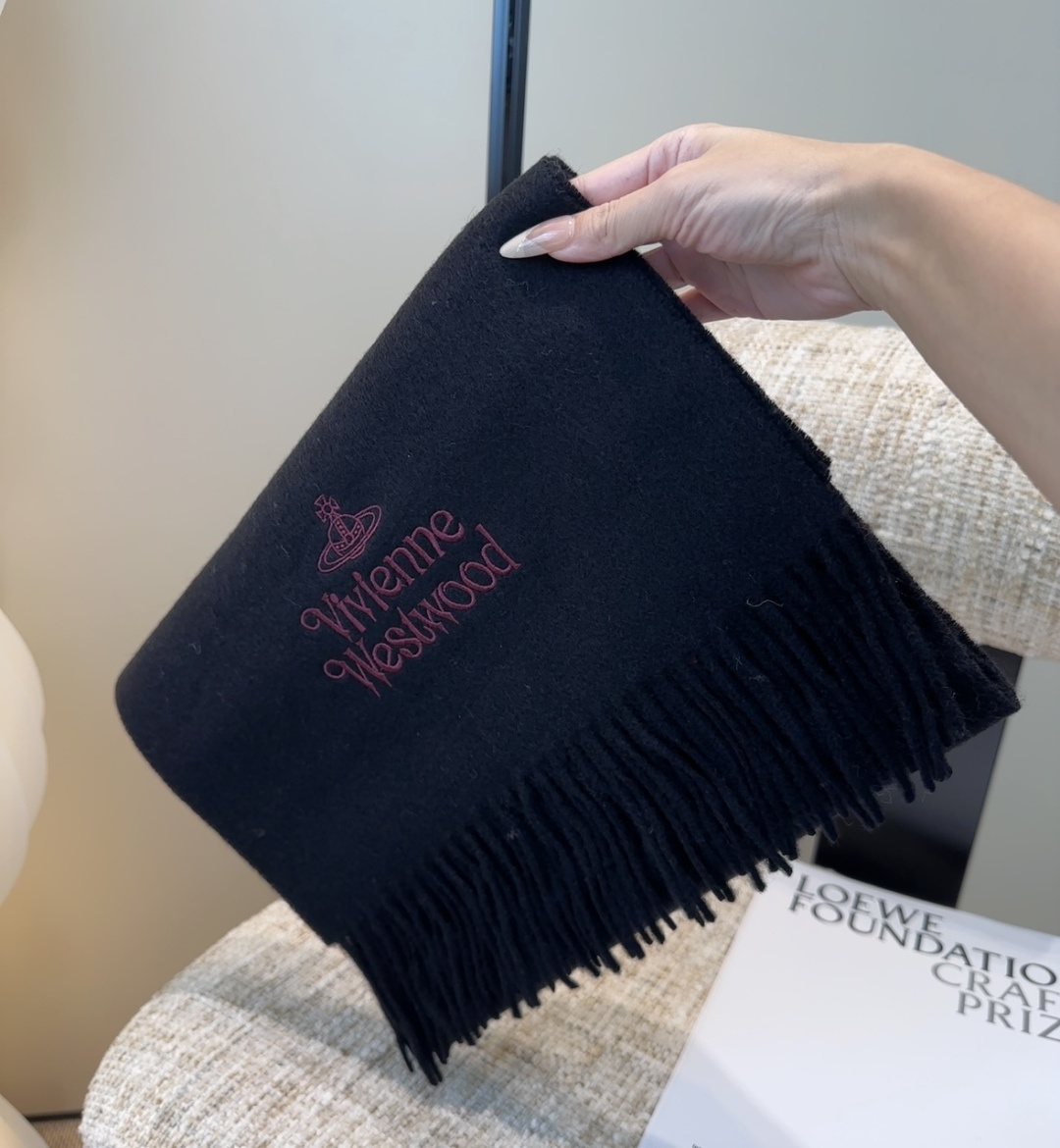 𝐕𝐢𝐯𝐢𝐞𝐧𝐧𝐞 𝐖𝐞𝐬𝐭𝐰𝐨𝐨𝐝🪐✨【薇薇安 · 西太后】极品山羊绒小围巾，送人自留都太高大上了😍重磅
