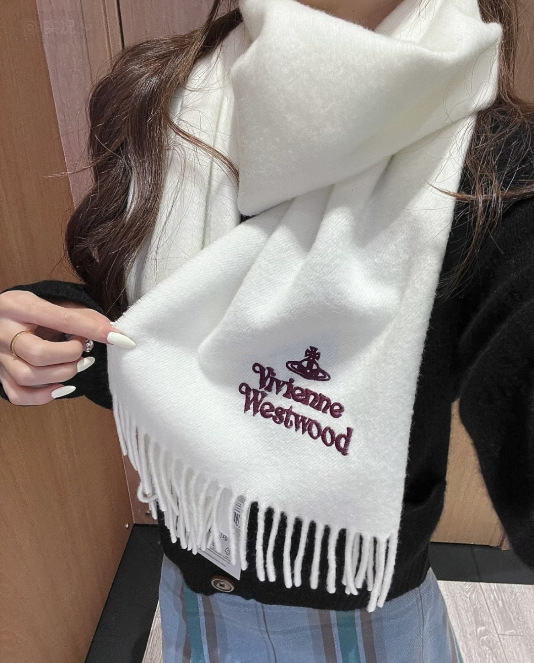 NO:581122,【Vivian ·  Queen Mother of the West] The best cashmere scarf, it is too expensive to give away and keep for yourself. It is a new one. It is a hot model. The channel is the best hard goods. The last order for export to Italy is very small. The cashmere fabric is supplied by customers. It feels soft and waxy. After 'trembling' treatment, the eyes are secretly sent with the best water ripples. The fabric is more shiny and the brightness of the color is increased. Based on the strict selection of the highest quality cashmere, there is no harm without comparison. The world  The world's top cashmere, and the use of 'water ripple' advanced textures make the scarf extremely luxurious, and also increase the beauty and functionality. Two pieces of each color are required, so there is no headache in matching, and no regrets will be left for ten thousand years. What is particularly recommended is that this style is pure plain color, not dyed or dyed to a simple color, but the color is bright and high-end. All colors can be matched with each other for the whole family. 30*180cm, high version scarf, high version scarf19860909【薇薇安 · 西太后】极品山羊绒小围巾,送人自留都太高大上了重磅上新,爆款爆款,渠道极品硬货～出口意大利直供专柜尾单到手数量极少,客供面料羊绒,手感软糯,经“颤栗”处理,秋波暗送极品水波纹,面料更有光泽,也增加了色彩的鲜艳度以严格选用最高品质的羊绒为基准,没有对比就没有伤害,世界最顶级羊绒,更是采用“水波纹”高级纹路更是让围巾奢华到不行,更是增加了美感和功能性,每色必留两条,搭配不头疼,不留后悔一万年,特别值得推荐的是,此款是纯素色,不是染色印染至简却色彩感鲜明又高级的感觉全家哪个颜色都可以互相搭配30*180cm,高版本围巾,高版本围巾,scarf