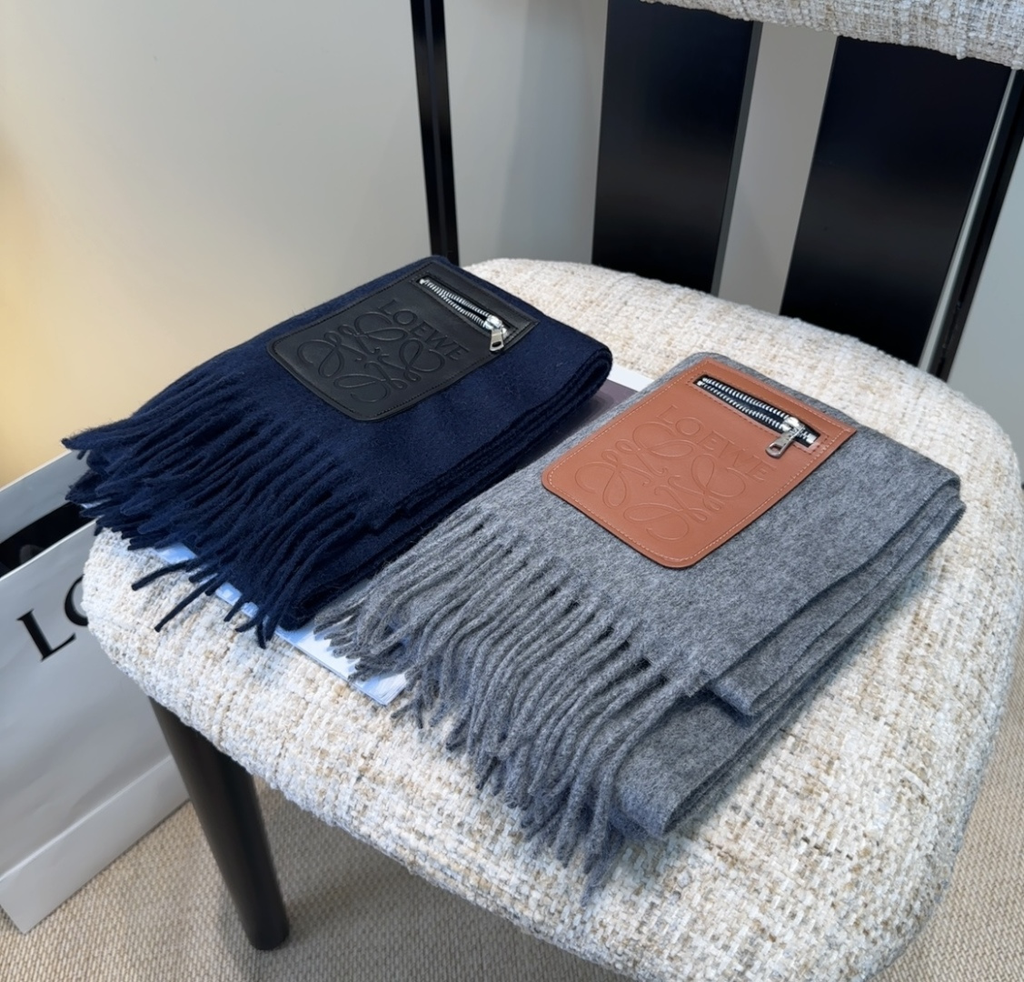 【▪Loewe · 罗意威难得一见的温柔配色，低调又不失优雅❗】重点推荐❗双面配色，一条围巾两种风格搭配