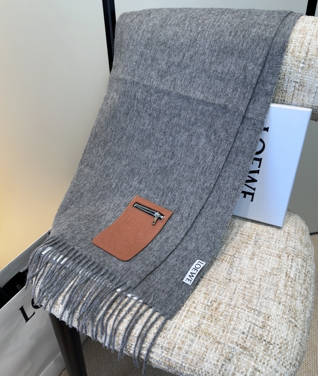 【▪Loewe · 罗意威难得一见的温柔配色，低调又不失优雅❗】重点推荐❗双面配色，一条围巾两种风格搭配