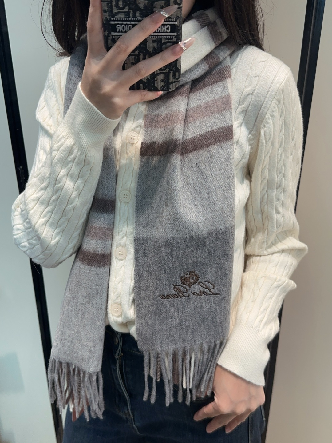 NO:574773,Loro Piana  ·[Trading company’s last order, the best cashmere scarf and shawl] It’s too expensive to give away and keep for yourself. It’s a big deal. It’s a hot product. It’s the best hard goods from the channel. The last order is exported directly to Italy and the quantity is very small. The customer-supplied cashmere has a soft and waxy feel, and the fabric is more lustrous. It also increases the brightness of the color. We have always strictly selected the highest quality cashmere as the benchmark. Without comparison, there is no harm. The world’s top cashmere.  It makes the scarf extremely luxurious, and it also increases the beauty and functionality. There must be two of each color. No headaches when matching, no regrets for ten thousand years. What is particularly recommended is that this style is a plaid color series, carefully selected popular colors, the color is bright and high-end. All colors can be matched with each other in the whole family. 30*180cm, Albas cashmere high version scarf, high version scarf, loro  piana,shawls19860909Loro Piana ·【贸易公司尾单,极品山羊绒围巾披肩】送人自留都太高大上了重磅上新,爆款爆款,渠道极品硬货～出口意大利直供尾单到手数量极少,客供面料羊绒,手感软糯,面料更有光泽,也增加了色彩的鲜艳度一直以严格选用最高品质的羊绒为基准,没有对比就没有伤害,世界最顶级羊绒更是让围巾奢华到不行,更是增加了美感和功能性,每色必留两条,搭配不头疼,不留后悔一万年,特别值得推荐的是,此款是格纹色系,精挑细选的流行配色,色彩感鲜明又高级的感觉全家哪个颜色都可以互相搭配30*180cm,阿尔巴斯山羊绒高版本围巾,高版本围巾,loro piana,shawls,scarf