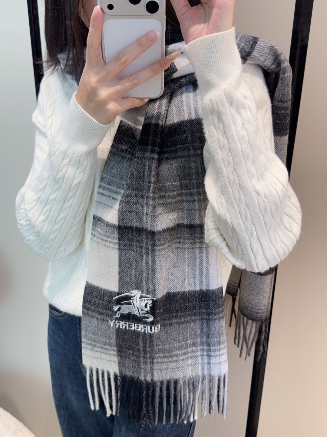 NO:581131,Burberry · Burberry scarf is so beautiful that it’s so stylish and charming. It’s a very elegant and fashionable autumn and winter item!  I really like it, it’s a very classic men’s design. The men’s items are small but refined, and the feel is really amazing. The effect on the upper body is really good, no matter how you wear it, it looks good!  !  This style is really worth buying with your eyes closed, and it can be easily worn by any age group!  !  !  30*180cm high version scarf, high version scarf, burberry, burberry19860909Burberry · 巴宝莉围巾好看的要疯掉了,太有型太有魅力了非常斯文时尚的秋冬单品！真的很喜欢,非常Classical的男款设计.男人的东西少而精手感真的绝了上身效果真的随便怎么围都好看！！这种款式真的闭着眼买,任何年龄层都轻松驾驭！！！30*180cm高版本围巾,高版本围巾,burberry,burberry,scarf