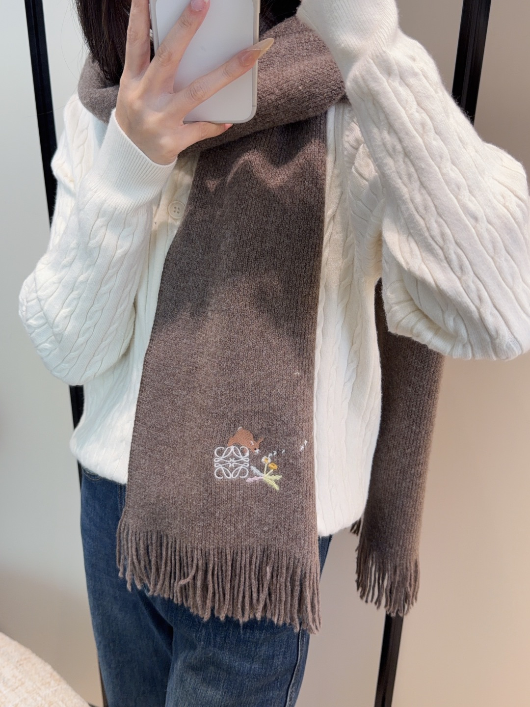 NO:581114,Luo Yiwei synchronization, high-end cashmere knitted scarf!  It can be formal or casual, and is a very assical men's design. This weaving method is relatively difficult, it consumes a lot of yarn, and the craftsmanship is very difficult!  !  !  This kind of men's scarf is definitely a timeless aesthetic item!  This cashmere scarf looks good on any person, and its shape is truly unique!  !  It’s so practical and versatile, there’s actually no superfluous design, and it looks good no matter how you wear it!  It has a drapey feel, is warm and very slimming!  It is suitable for matching with formal wear or casual wear. It can be folded in half and hung or wrapped in a circle. It has warm style 30180 high version scarf, high version scarf, loewe19860909罗意威同步,高端羊绒针织围巾！可正式,可随意,非常assical的男款设计.这款织法比较难,又很费纱线,工艺难度非常大！！！这样的男款围巾,绝对是一条审美不过时的单品！随便围都会好看的羊绒围巾,版型真是一绝！！太实用百搭了,其实没有多余的设计,怎么围都好看！有垂坠感,温暖且非常显瘦！搭配正装或者搭配休闲装都很合适~对折挂围或者绕圈围都完全可以,有温度的风度30180高版本围巾,高版本围巾,loewe,scarf