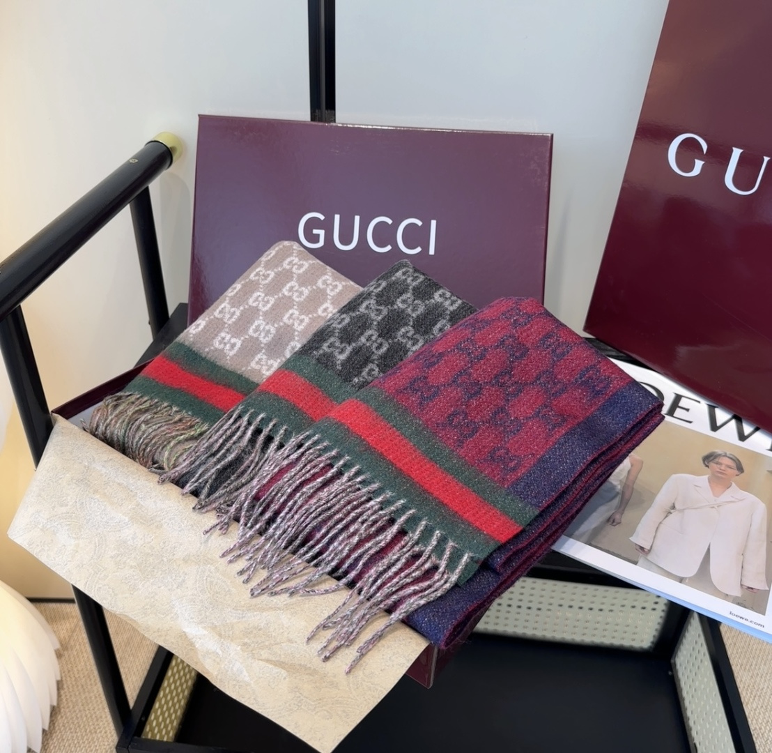 Gucci。原单！重磅推荐！新款围巾！低调的奢侈感。极品柔美精英高手级别的时髦感围巾！这款Gucci羊绒