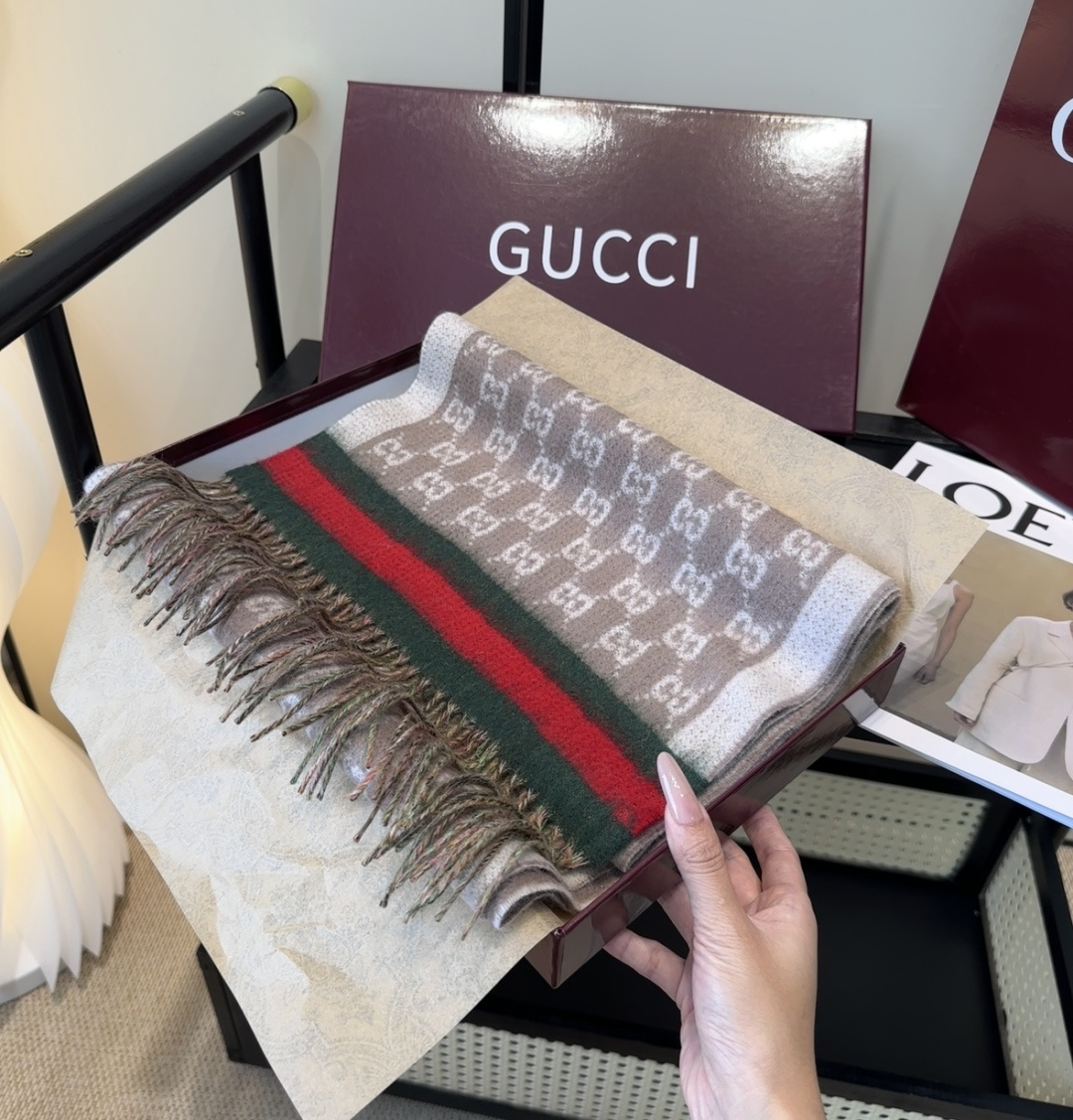 Gucci。原单！重磅推荐！新款围巾！低调的奢侈感。极品柔美精英高手级别的时髦感围巾！这款Gucci羊绒