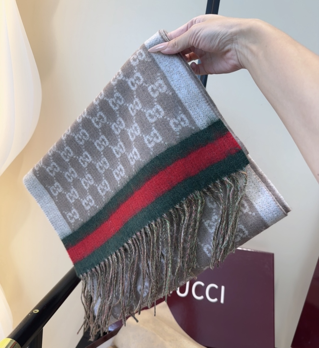 Gucci。原单！重磅推荐！新款围巾！低调的奢侈感。极品柔美精英高手级别的时髦感围巾！这款Gucci羊绒