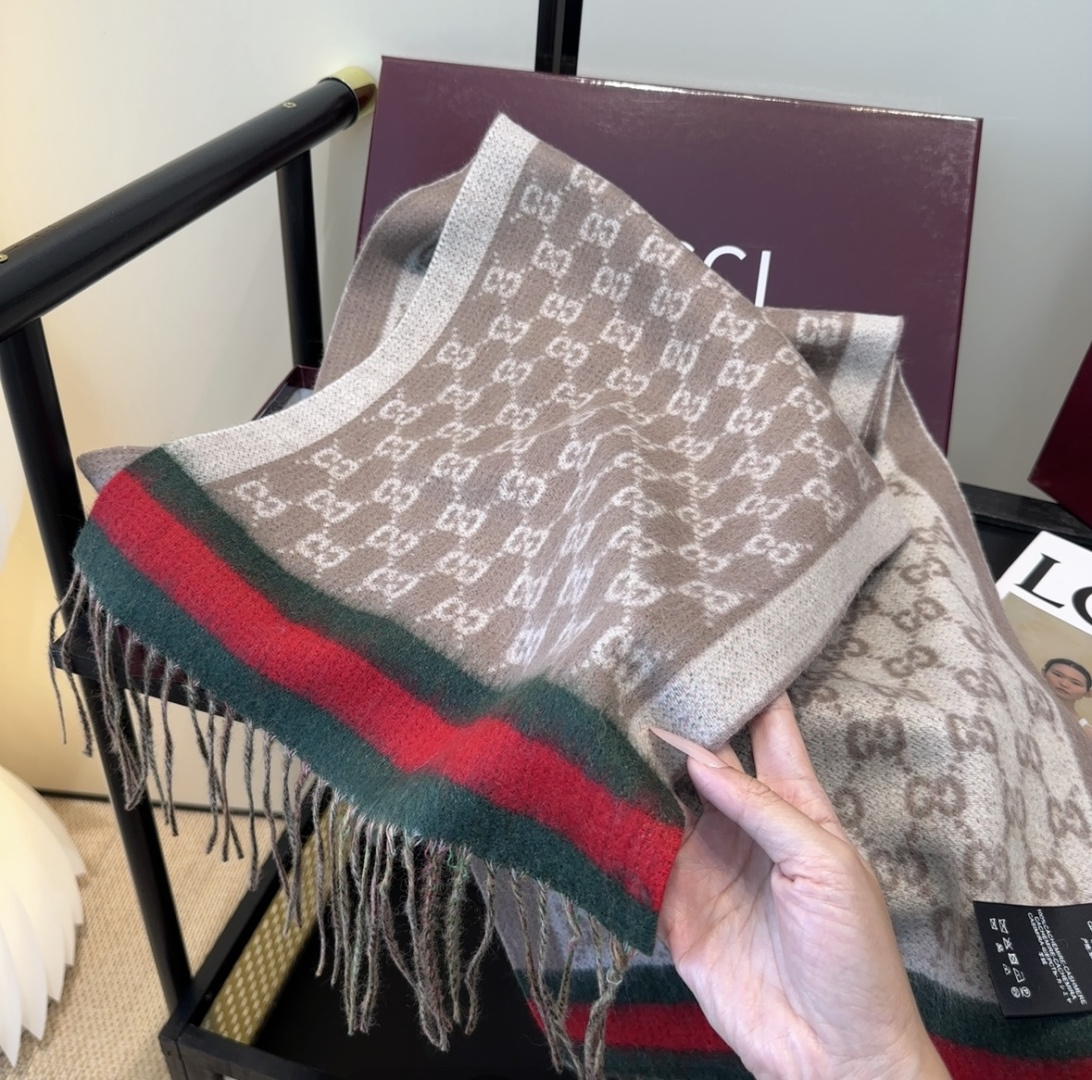 Gucci。原单！重磅推荐！新款围巾！低调的奢侈感。极品柔美精英高手级别的时髦感围巾！这款Gucci羊绒