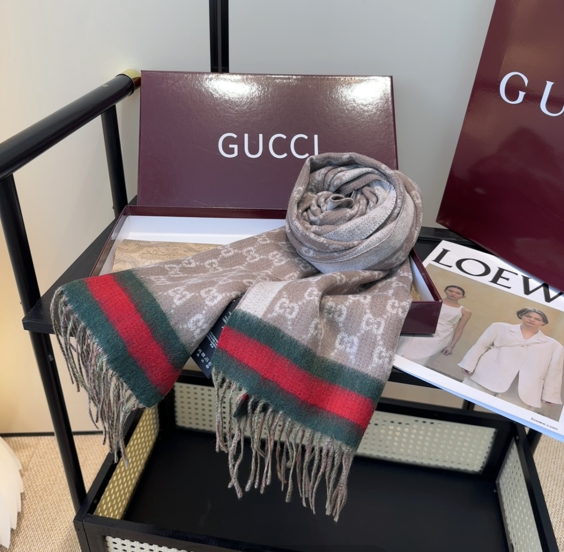 Gucci。原单！重磅推荐！新款围巾！低调的奢侈感。极品柔美精英高手级别的时髦感围巾！这款Gucci羊绒