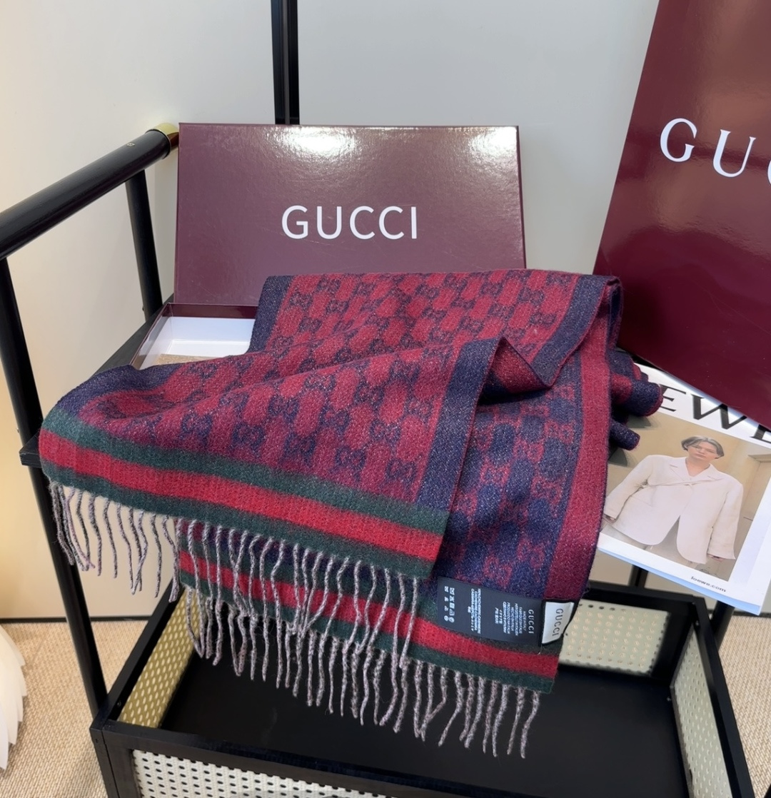 Gucci。原单！重磅推荐！新款围巾！低调的奢侈感。极品柔美精英高手级别的时髦感围巾！这款Gucci羊绒