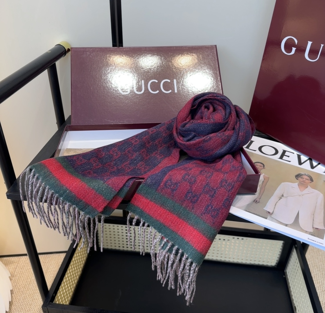 Gucci。原单！重磅推荐！新款围巾！低调的奢侈感。极品柔美精英高手级别的时髦感围巾！这款Gucci羊绒