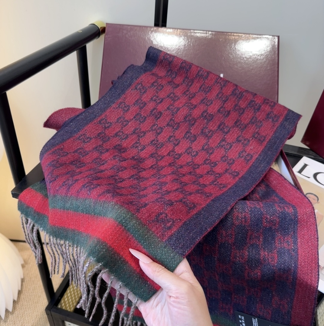 Gucci。原单！重磅推荐！新款围巾！低调的奢侈感。极品柔美精英高手级别的时髦感围巾！这款Gucci羊绒