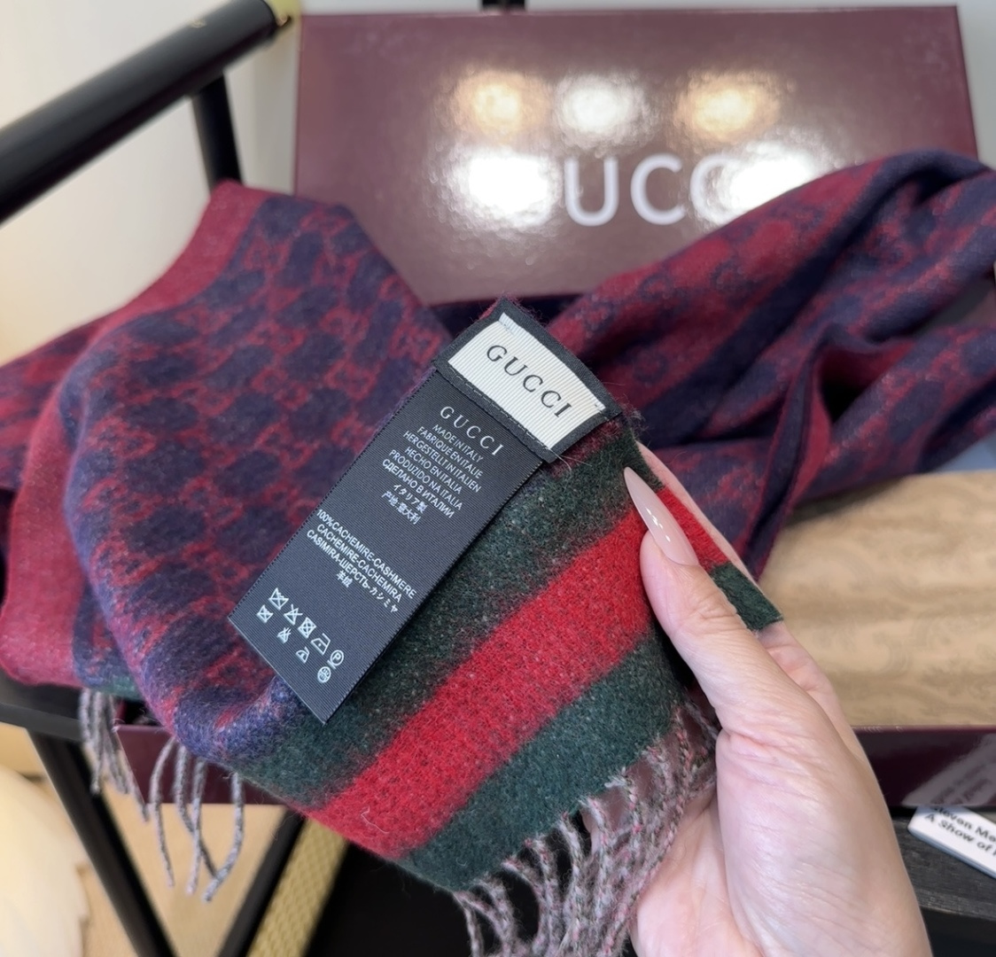 Gucci。原单！重磅推荐！新款围巾！低调的奢侈感。极品柔美精英高手级别的时髦感围巾！这款Gucci羊绒