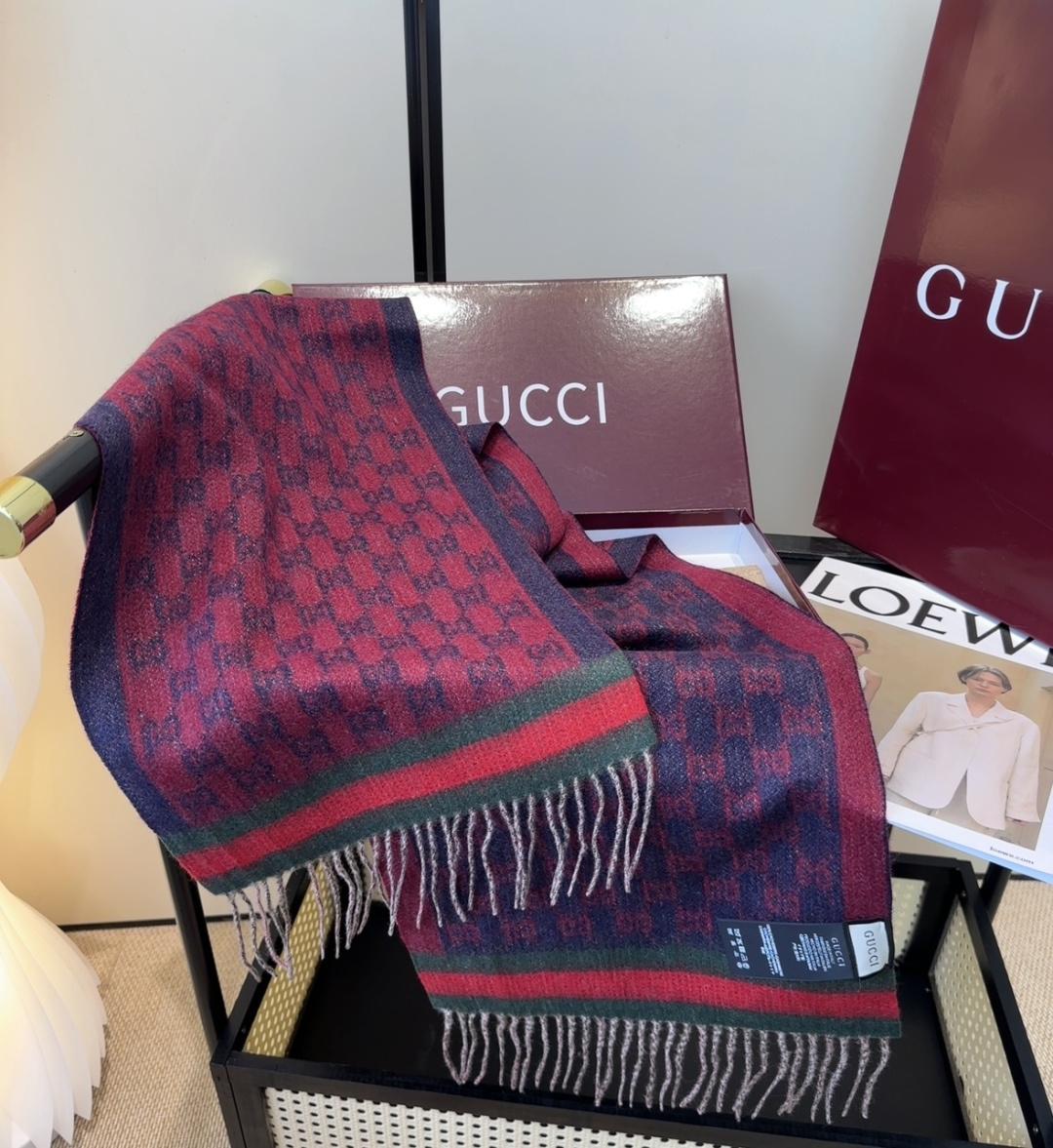 Gucci。原单！重磅推荐！新款围巾！低调的奢侈感。极品柔美精英高手级别的时髦感围巾！这款Gucci羊绒