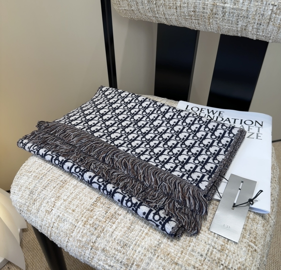 迪奥（Dior）明星同款dd围巾。经典款永远不会过时，而且超百搭。超级好看！！果断自留！精致散须 率真不