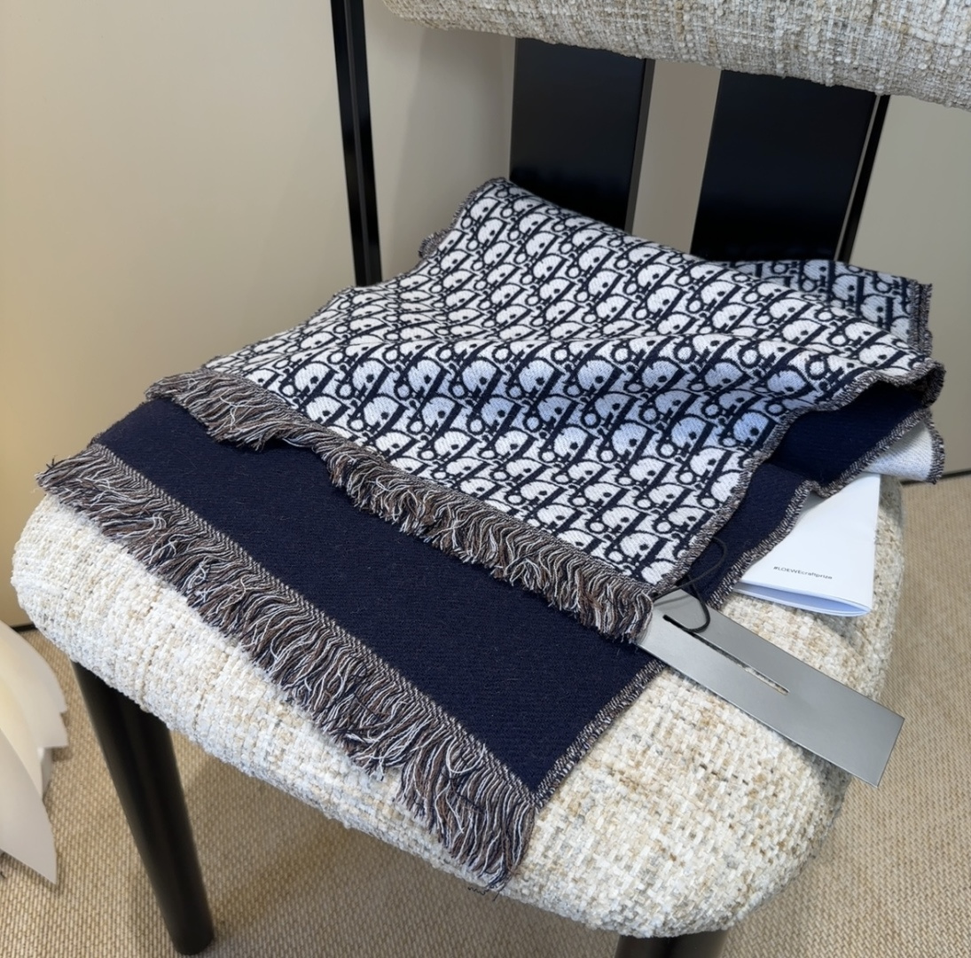 迪奥（Dior）明星同款dd围巾。经典款永远不会过时，而且超百搭。超级好看！！果断自留！精致散须 率真不