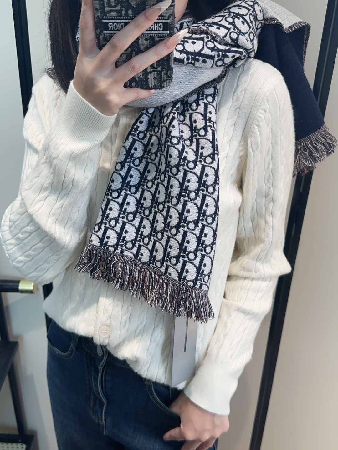 迪奥（Dior）明星同款dd围巾。经典款永远不会过时，而且超百搭。超级好看！！果断自留！精致散须 率真不