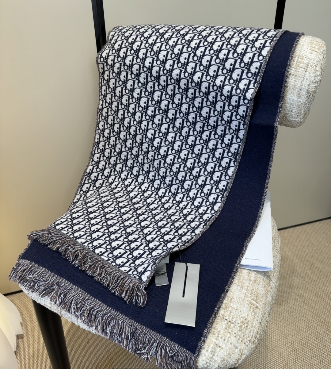 迪奥（Dior）明星同款dd围巾。经典款永远不会过时，而且超百搭。超级好看！！果断自留！精致散须 率真不