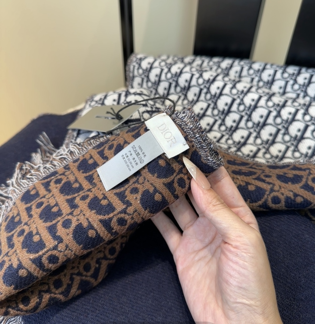 迪奥（Dior）明星同款dd围巾。经典款永远不会过时，而且超百搭。超级好看！！果断自留！精致散须 率真不