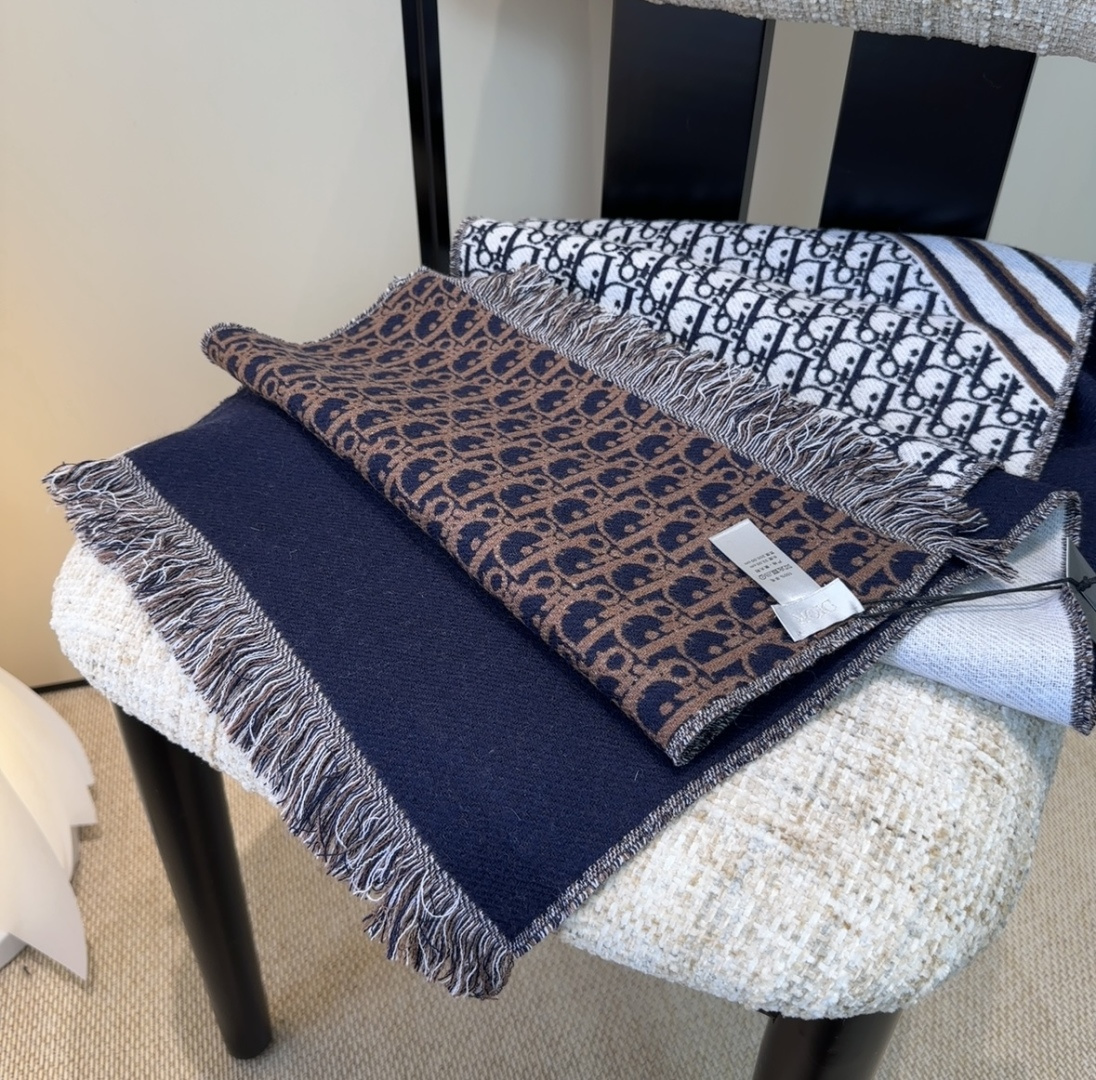 迪奥（Dior）明星同款dd围巾。经典款永远不会过时，而且超百搭。超级好看！！果断自留！精致散须 率真不