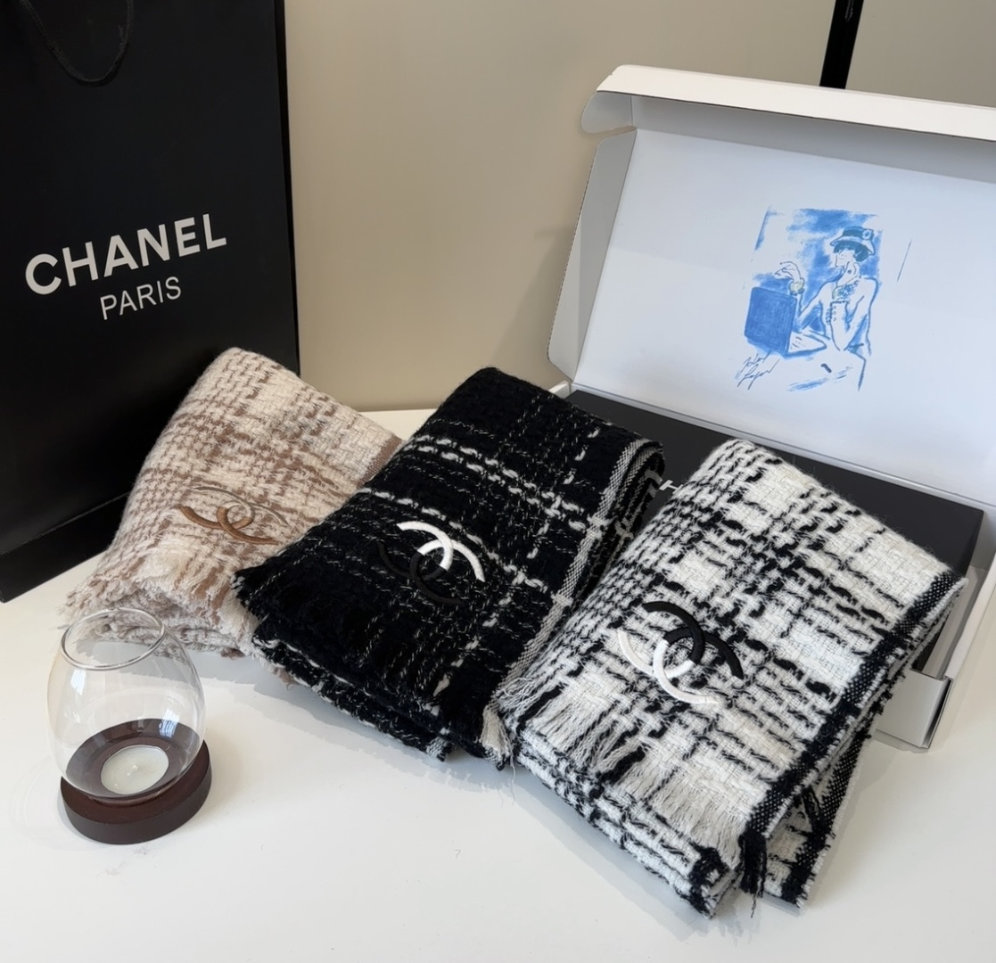 【双C针织羊绒围巾】今年的新款~真的超级气质百搭的设计~经典菱格纹元素再现，香家专属的风格！coco l