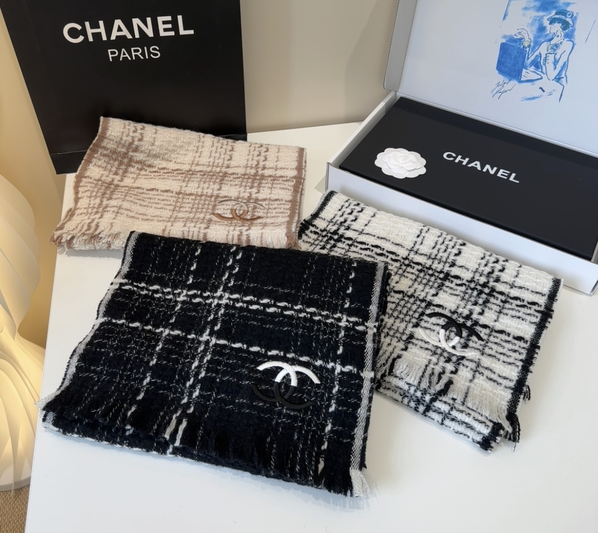 【双C针织羊绒围巾】今年的新款~真的超级气质百搭的设计~经典菱格纹元素再现，香家专属的风格！coco l